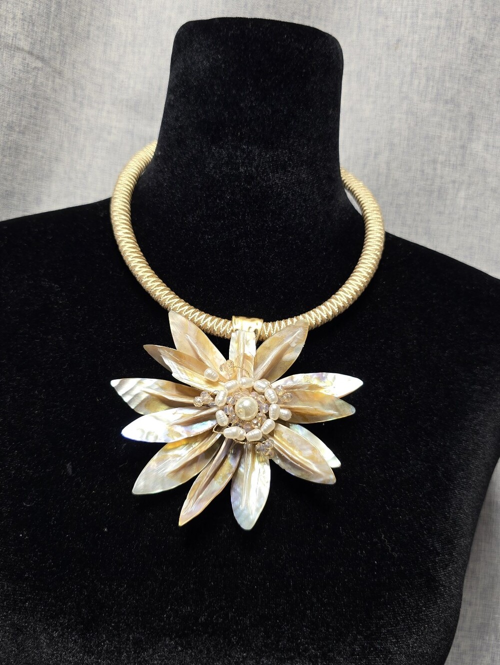 NWT Gardenia Mother of Pearl Floral Chunky Silk Wrap Chic Necklace